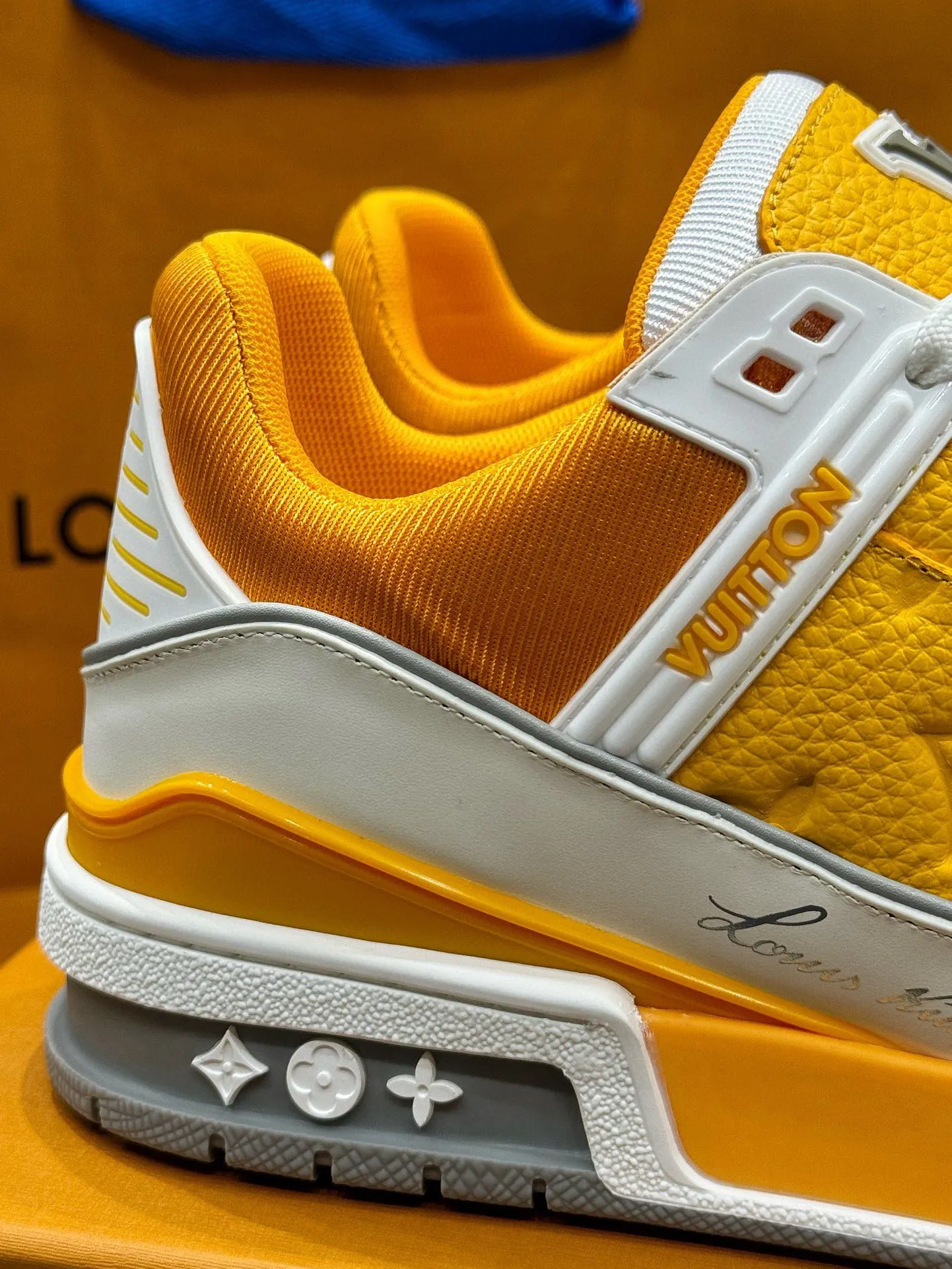 👟👟Ex-factory price 740👟👟 LOUIS VUITTON - the best-looking sneakers by Virgin Abloh, Lv Brand strongly recommends new products, official website limited edition retro basketball sneakers! Both high-top and low-top models spent money to purchase the original 1:1 accurate replica, the details are invincible, full of sincerity, imported custom-made original cowhide, the original package method is the same, the details are 100% restored, the private model customizes the original one-piece TPU outsole, which is different from other brands, without the original version, this effect cannot be achieved! LV’s best-looking couple shoes in the past, don’t miss it! Size: 35-45